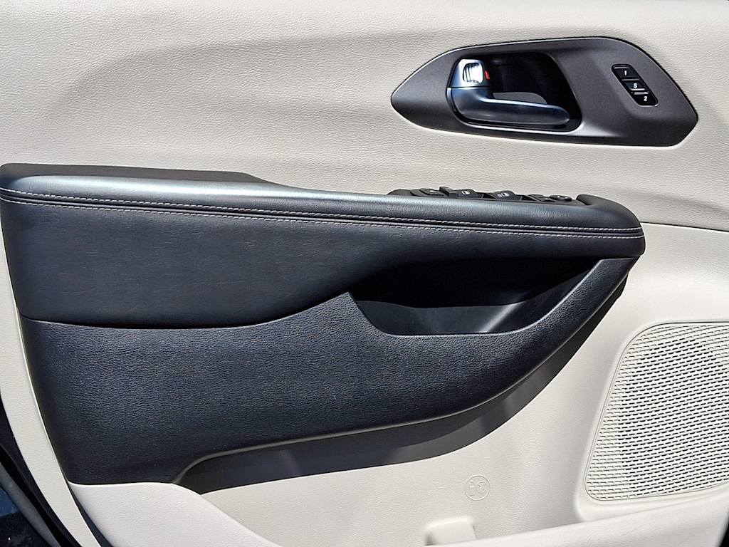 Thumbnail: 2023 Chrysler Pacifica - 23