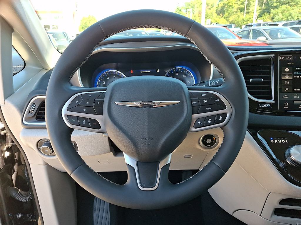 Thumbnail: 2023 Chrysler Pacifica - 9