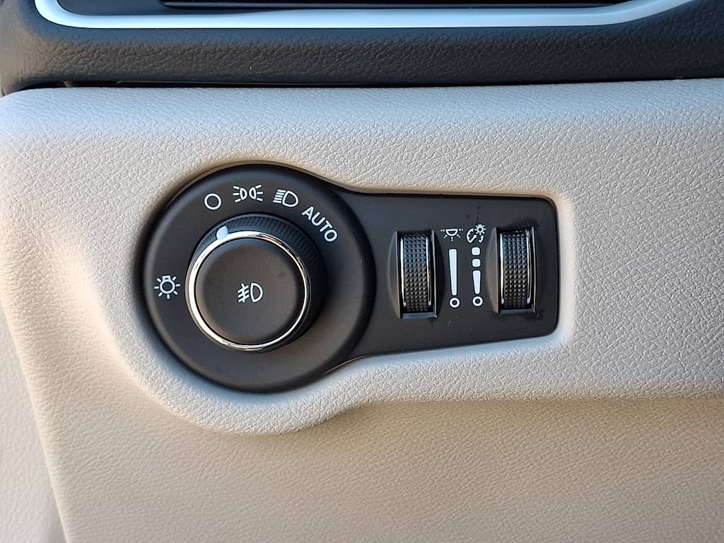 Thumbnail: 2023 Chrysler Pacifica - 32