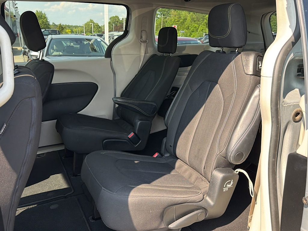 Thumbnail: 2023 Chrysler Voyager - 8