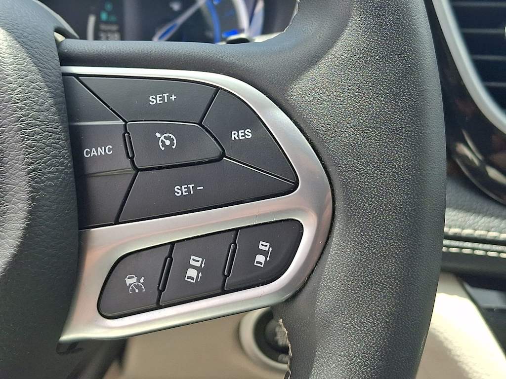 Thumbnail: 2023 Chrysler Pacifica - 25