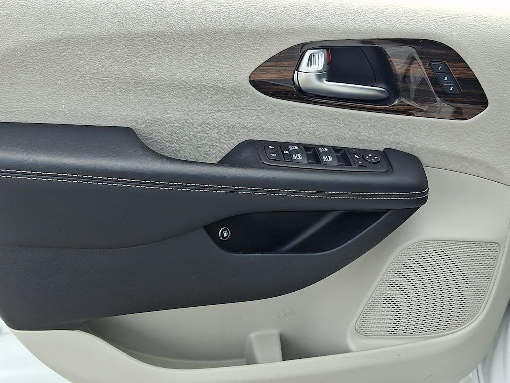Thumbnail: 2023 Chrysler Pacifica - 18