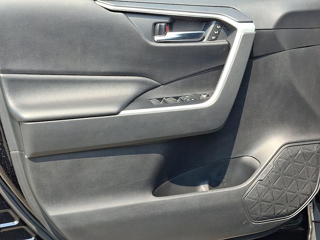 Thumbnail: 2020 Toyota RAV4 - 21