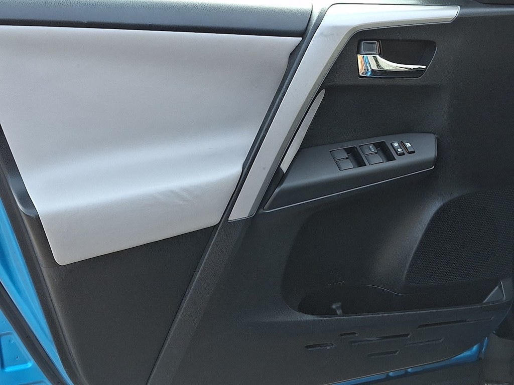 Thumbnail: 2016 Toyota RAV4 - 16