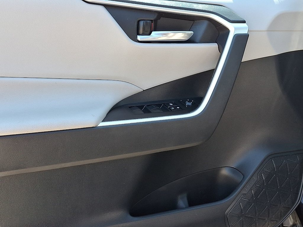 Thumbnail: 2019 Toyota RAV4 - 21