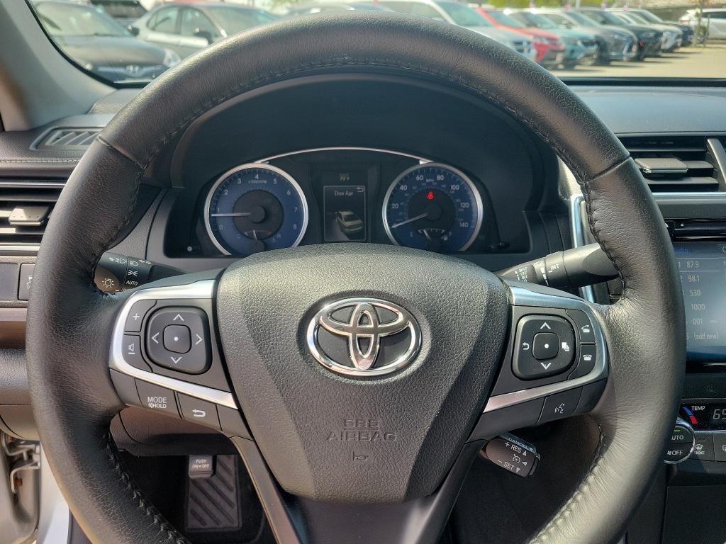 2016 Toyota Camry XLE 23