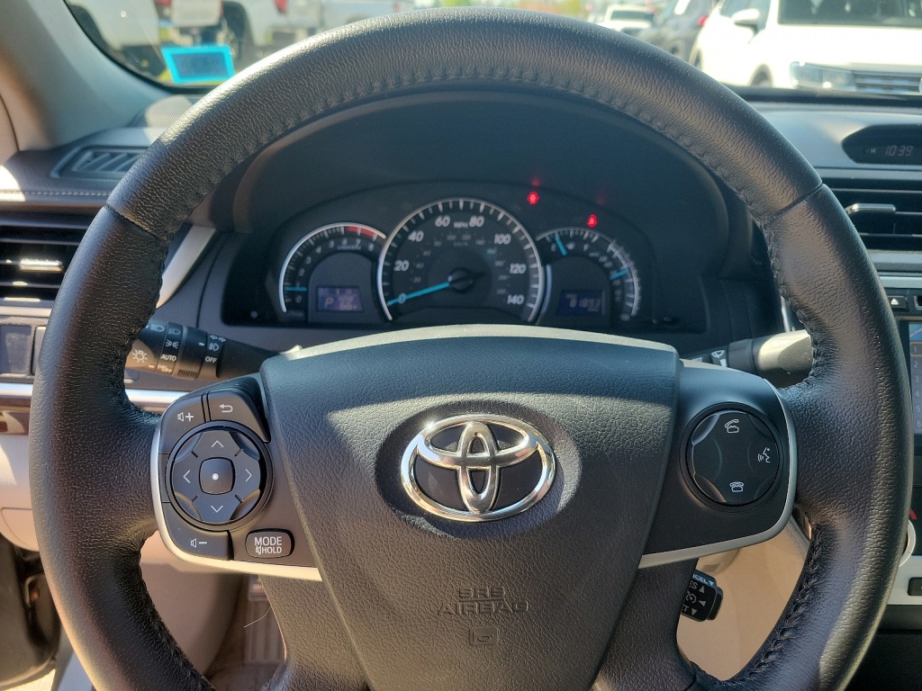 2012 Toyota Camry XLE 24