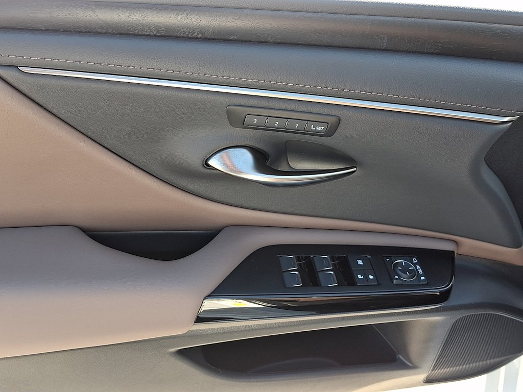 Thumbnail: 2022 Lexus ES - 20