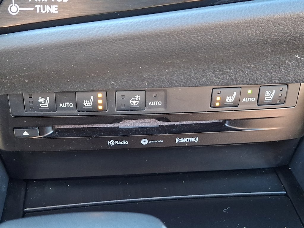 Thumbnail: 2022 Lexus ES - 26