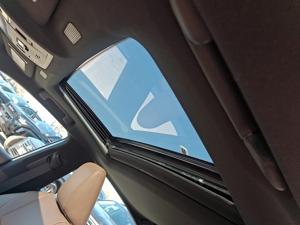 Thumbnail: 2022 Lexus ES - 21