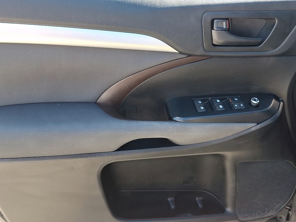 Thumbnail: 2019 Toyota Highlander - 21