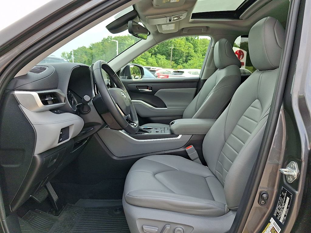 Thumbnail: 2021 Toyota Highlander - 10