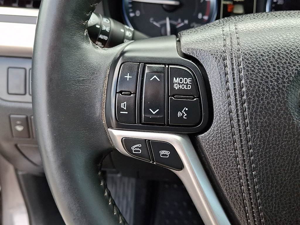 Thumbnail: 2016 Toyota Highlander - 25