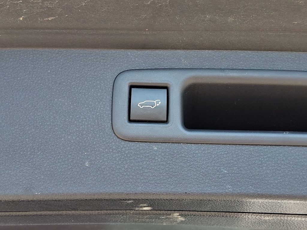 Thumbnail: 2023 Toyota Highlander - 32