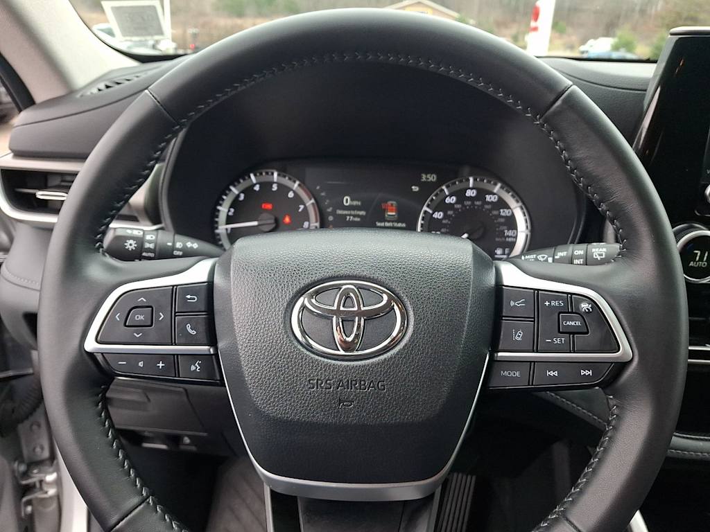 Thumbnail: 2023 Toyota Highlander - 24