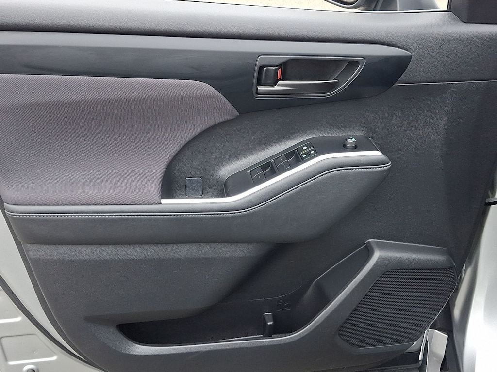 Thumbnail: 2023 Toyota Highlander - 21