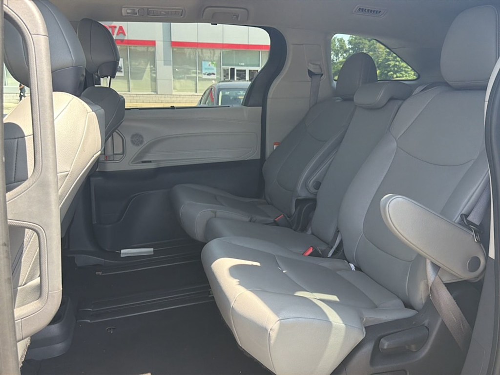 Thumbnail: 2023 Toyota Sienna - 8