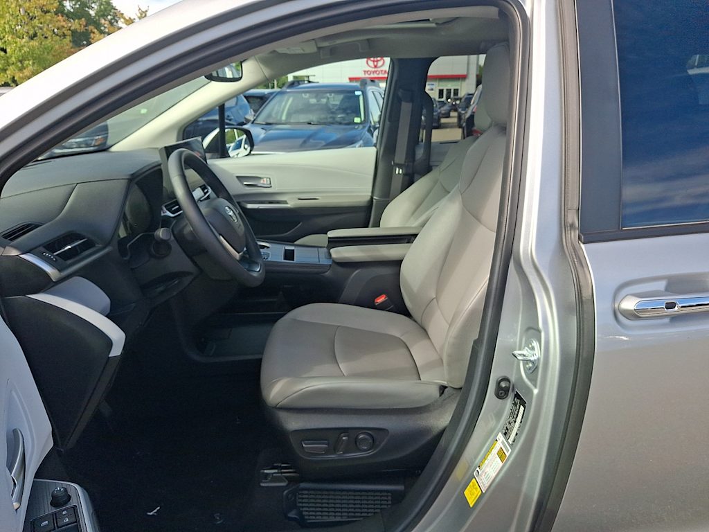 Thumbnail: 2025 Toyota Sienna - 9