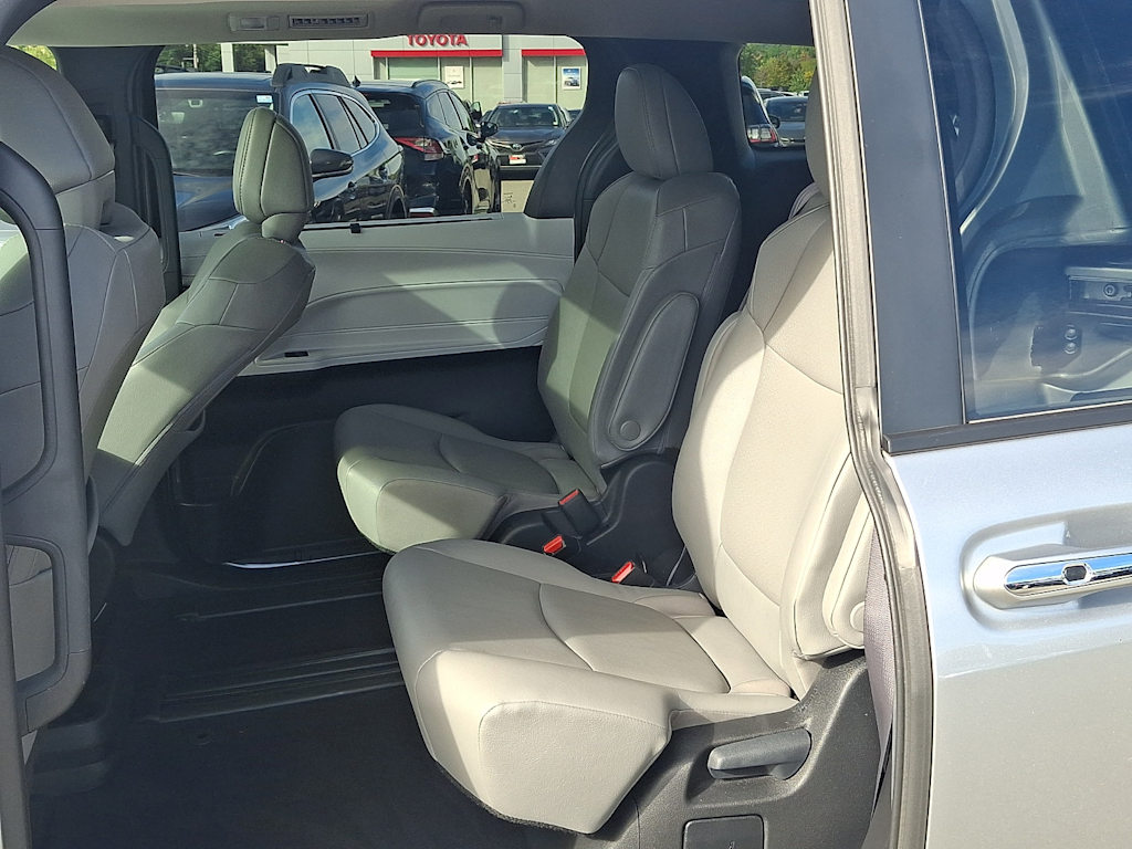 Thumbnail: 2025 Toyota Sienna - 10