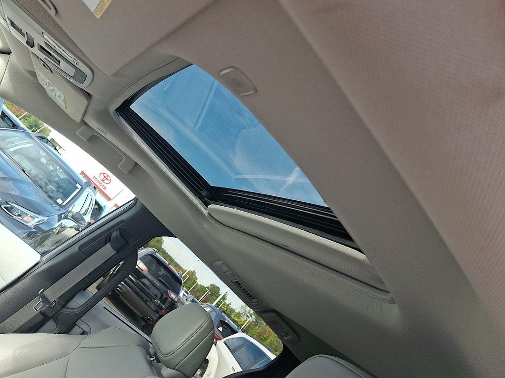 Thumbnail: 2025 Toyota Sienna - 22