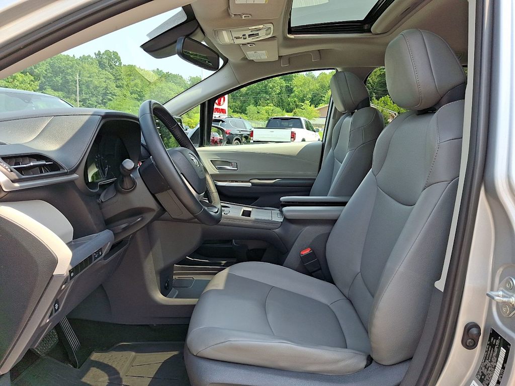 Thumbnail: 2021 Toyota Sienna - 10