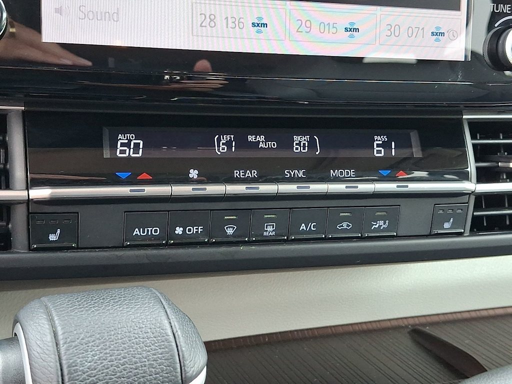Thumbnail: 2021 Toyota Sienna - 12