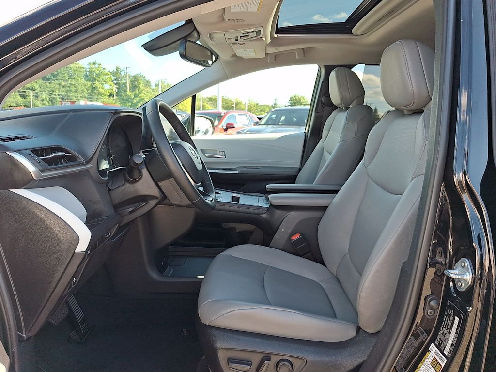 Thumbnail: 2026 Toyota Sienna - 10