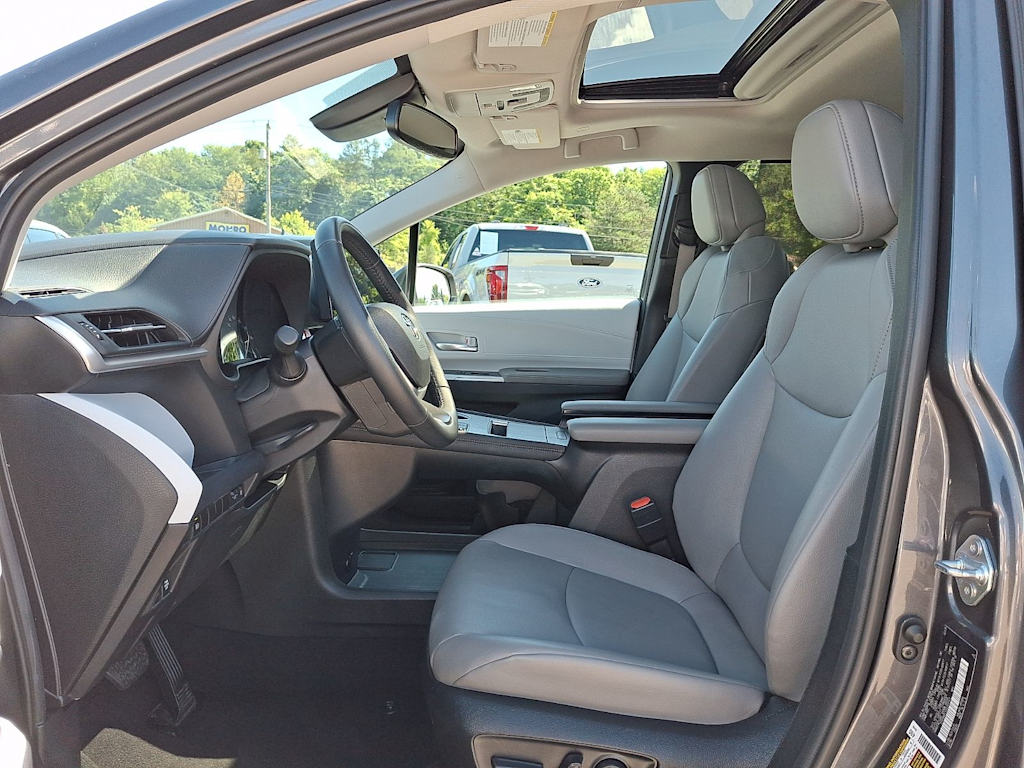 Thumbnail: 2025 Toyota Sienna - 10