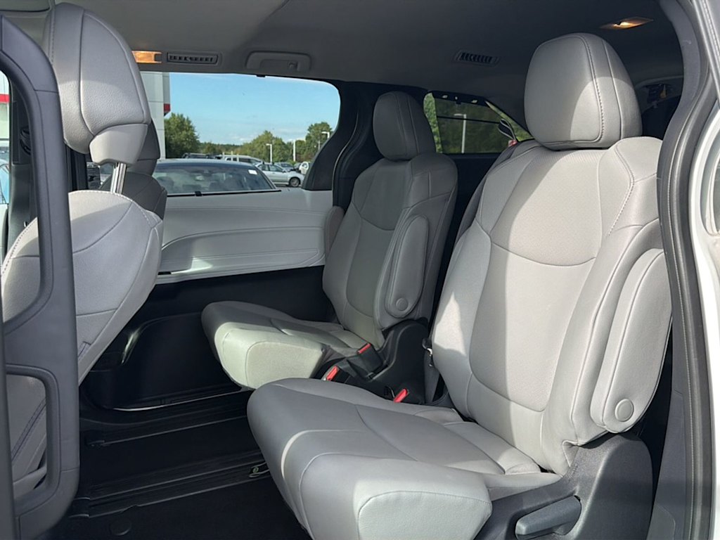 Thumbnail: 2026 Toyota Sienna - 8