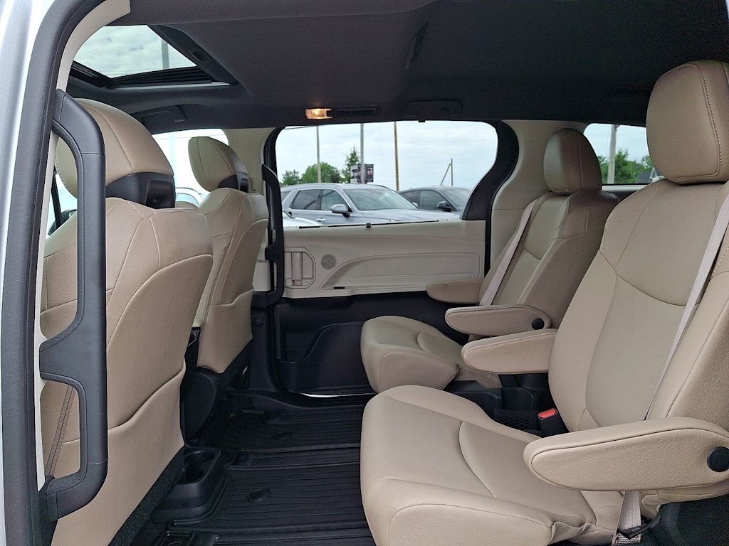 Thumbnail: 2022 Toyota Sienna - 11