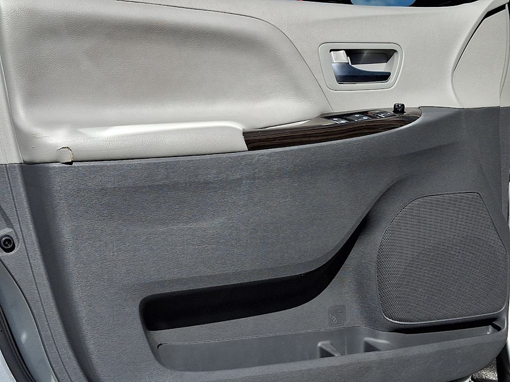 Thumbnail: 2020 Toyota Sienna - 23
