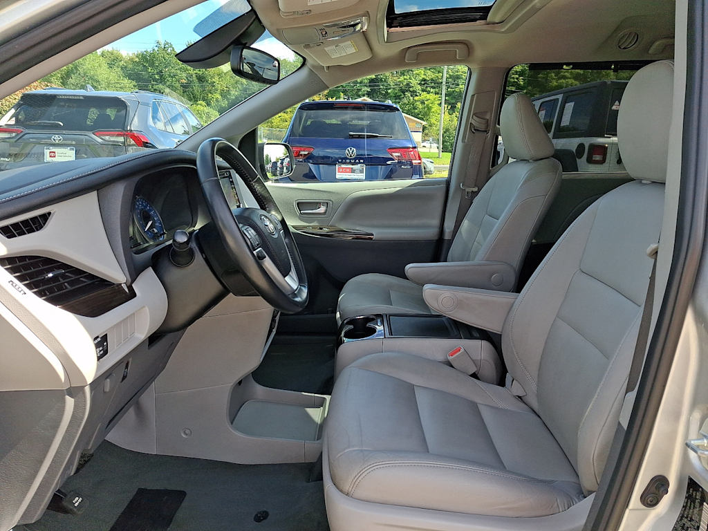 Thumbnail: 2020 Toyota Sienna - 10
