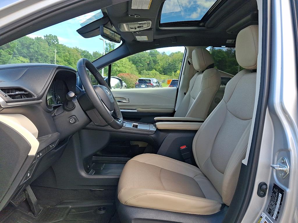 Thumbnail: 2022 Toyota Sienna - 10