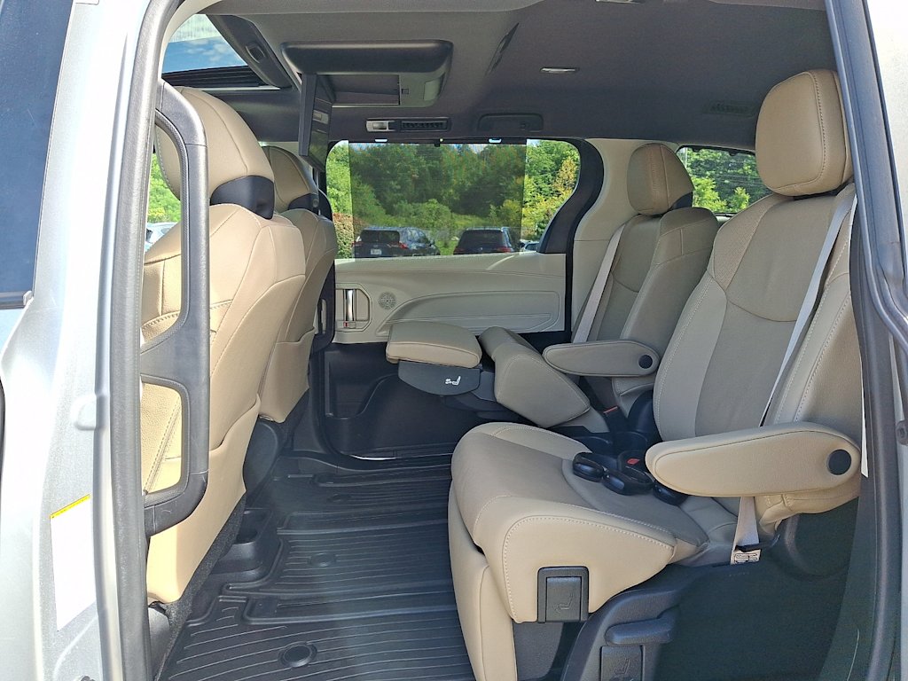 Thumbnail: 2022 Toyota Sienna - 11