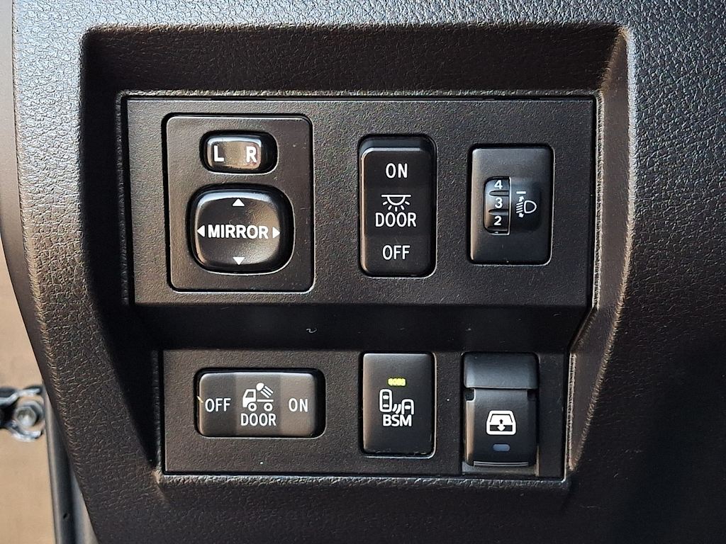 Thumbnail: 2015 Toyota Tundra - 30