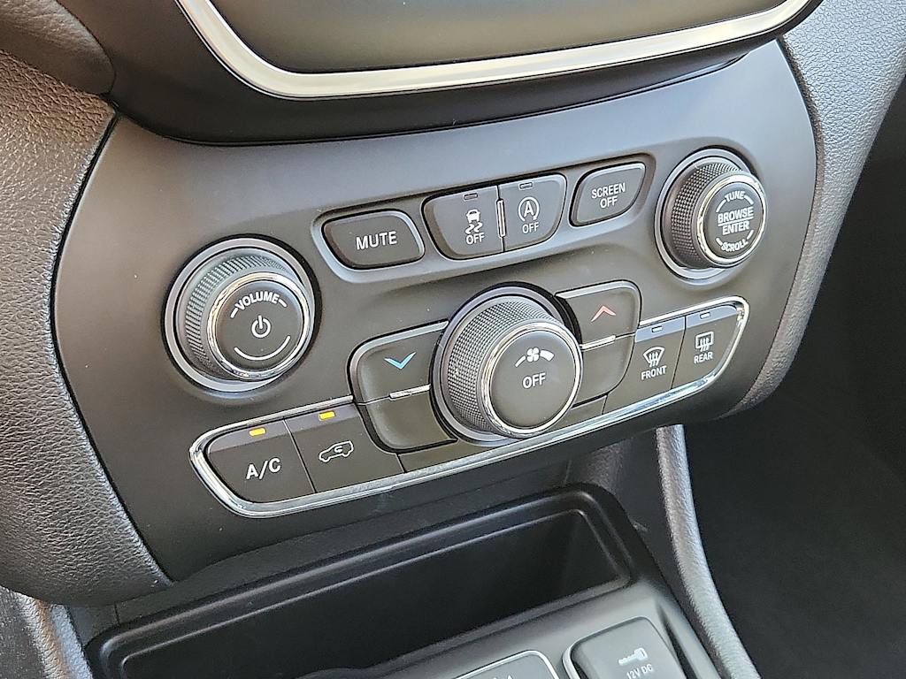 Thumbnail: 2020 Jeep Cherokee - 21