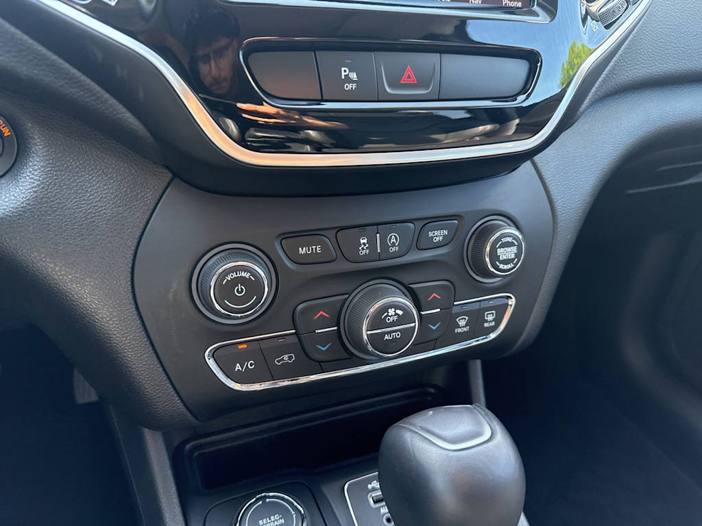 Thumbnail: 2019 Jeep Cherokee - 25