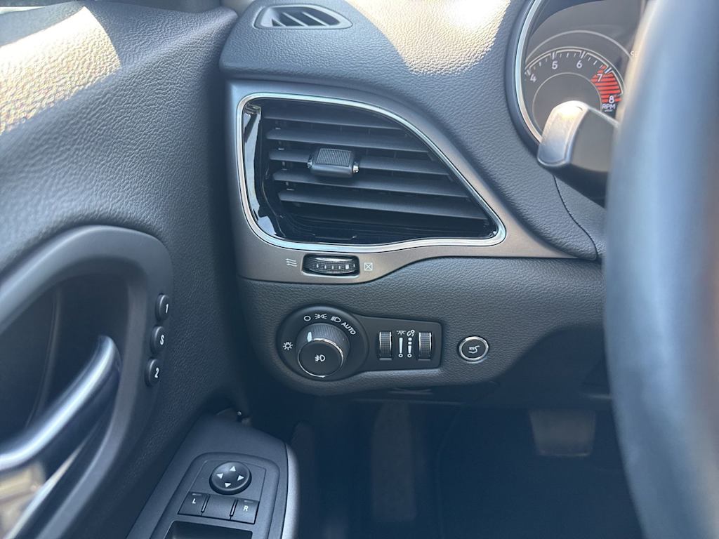 Thumbnail: 2019 Jeep Cherokee - 29