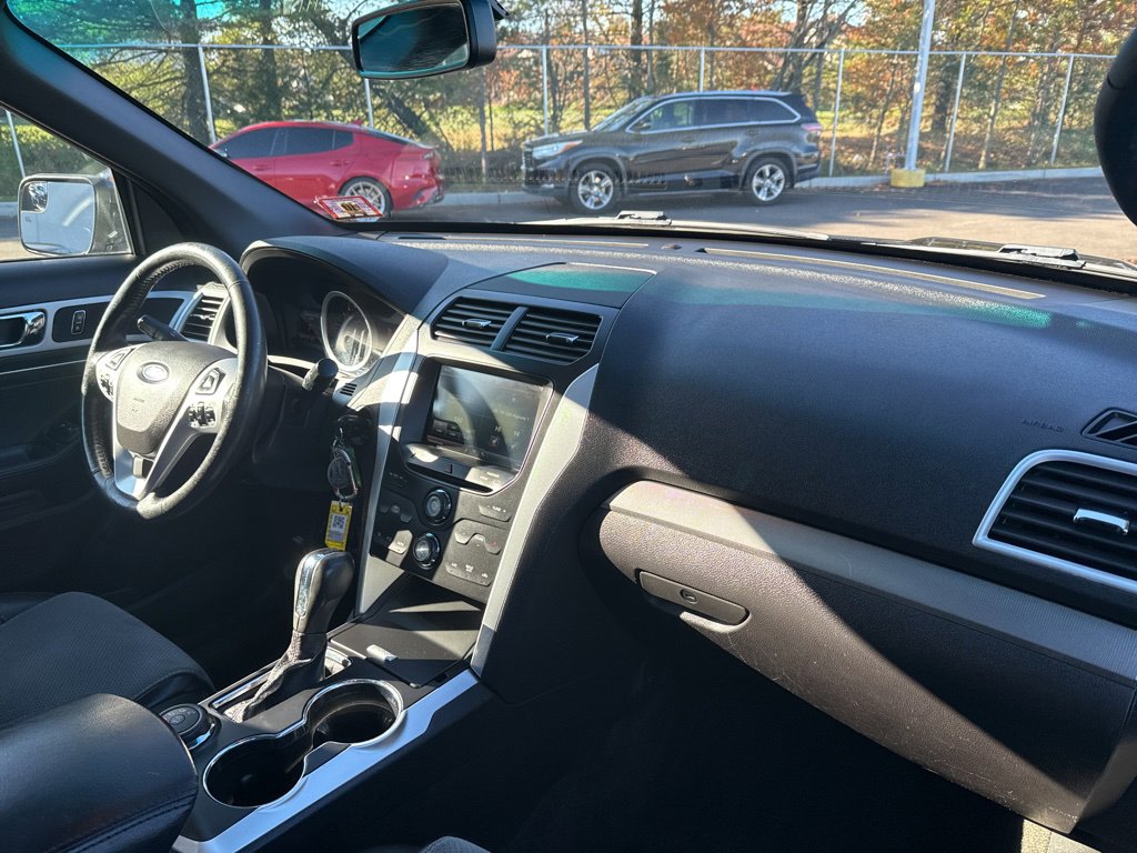 Thumbnail: 2015 Ford Explorer - 8