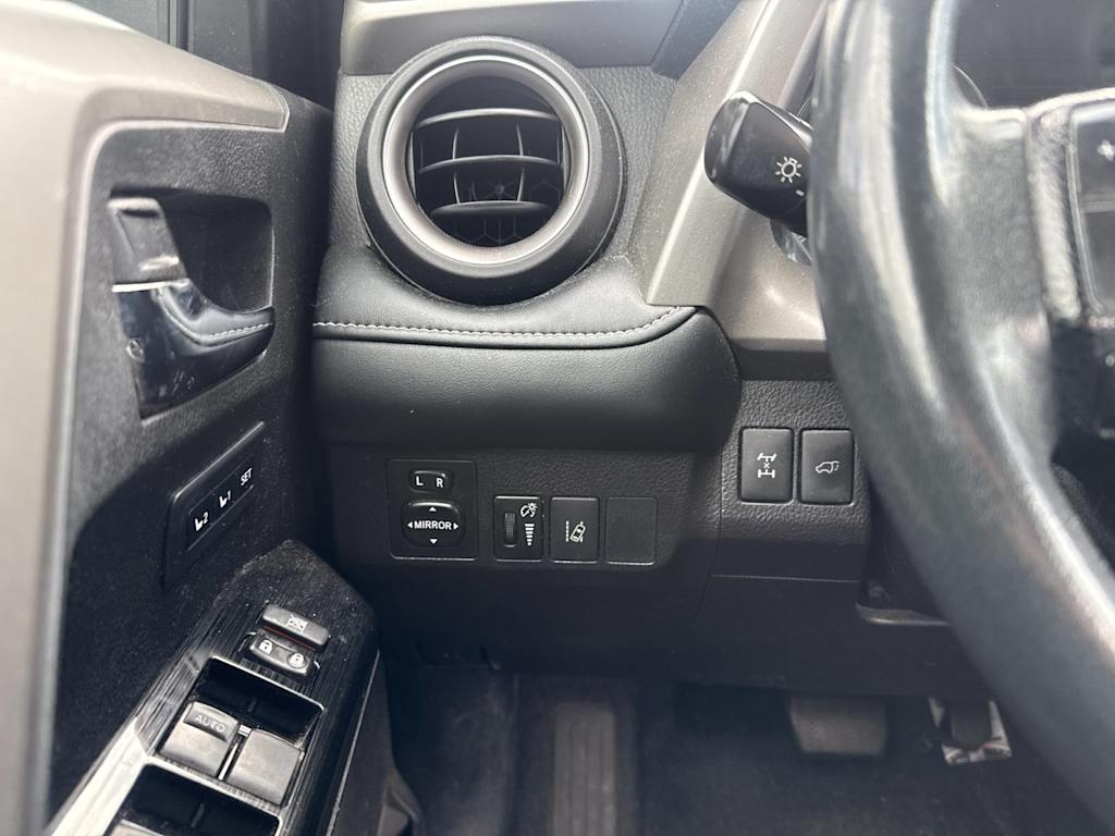 Thumbnail: 2018 Toyota RAV4 - 23