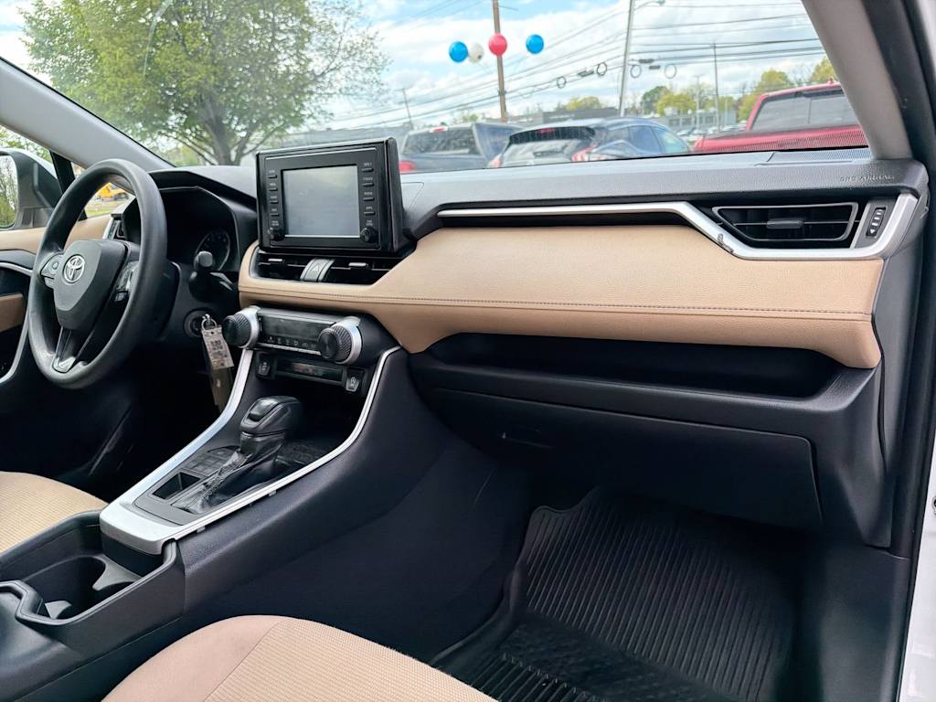 Thumbnail: 2019 Toyota RAV4 - 9