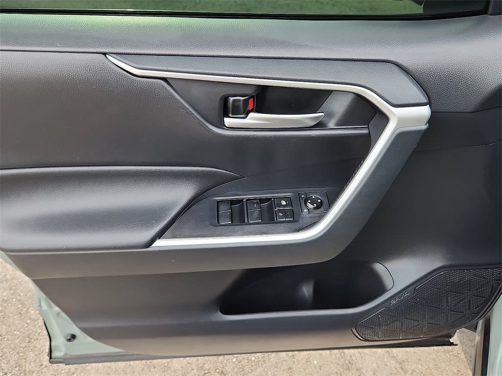 Thumbnail: 2019 Toyota RAV4 - 19