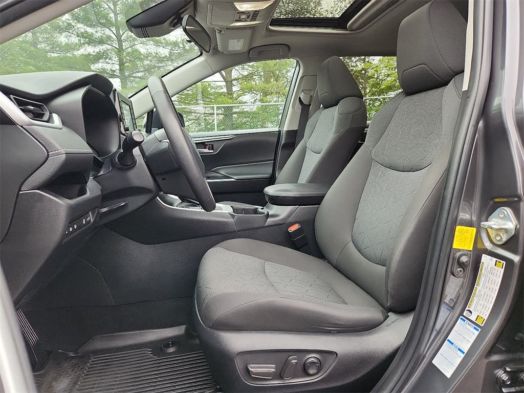 2022 Toyota RAV4 XLE 10
