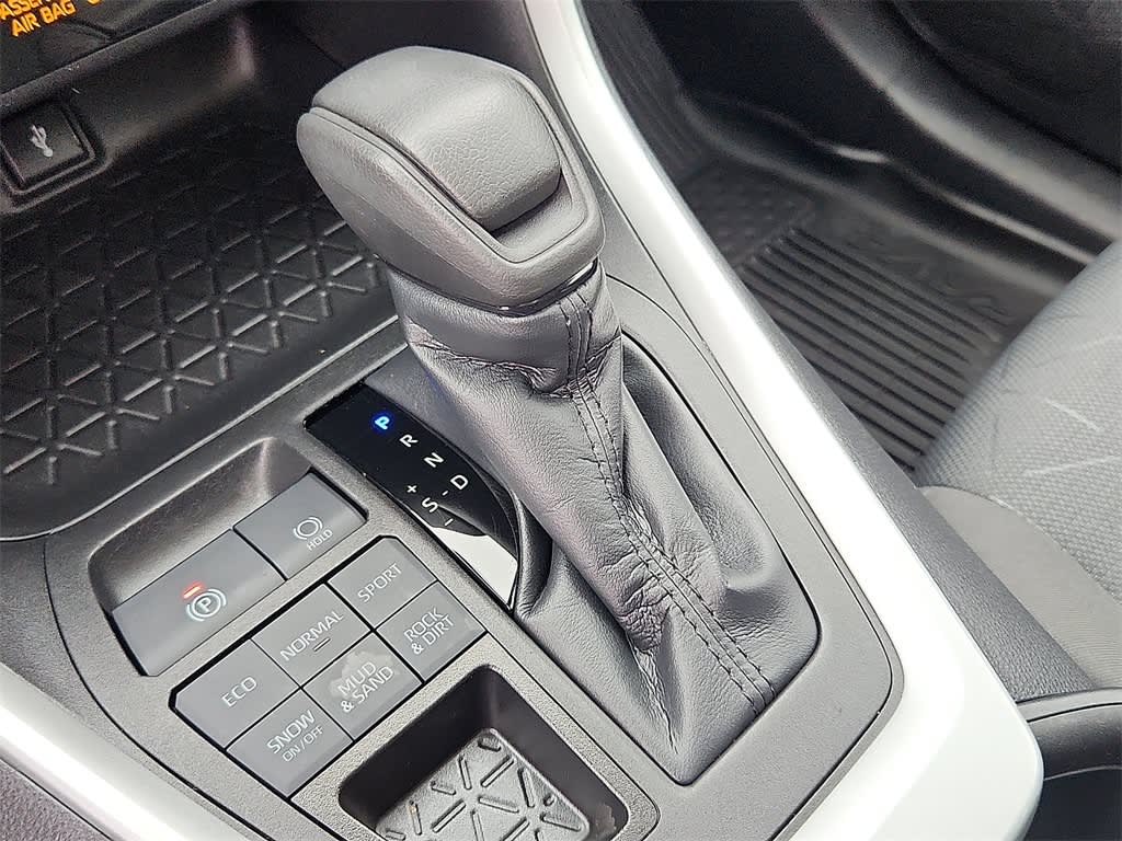 2022 Toyota RAV4 XLE 13