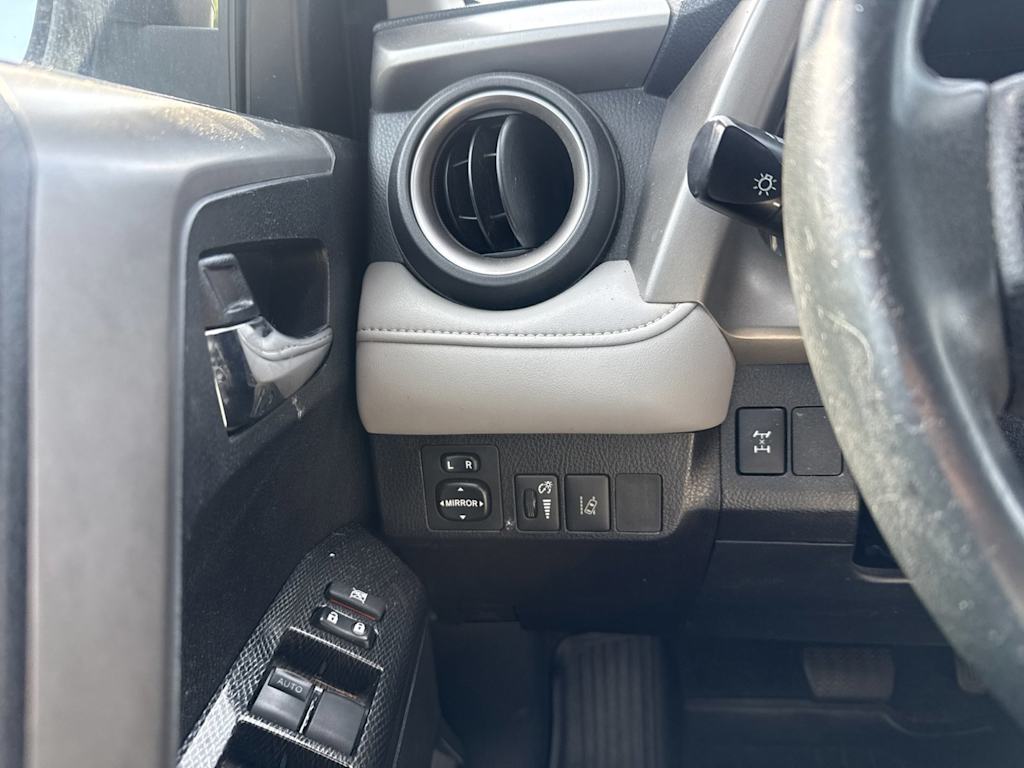 Thumbnail: 2018 Toyota RAV4 - 21