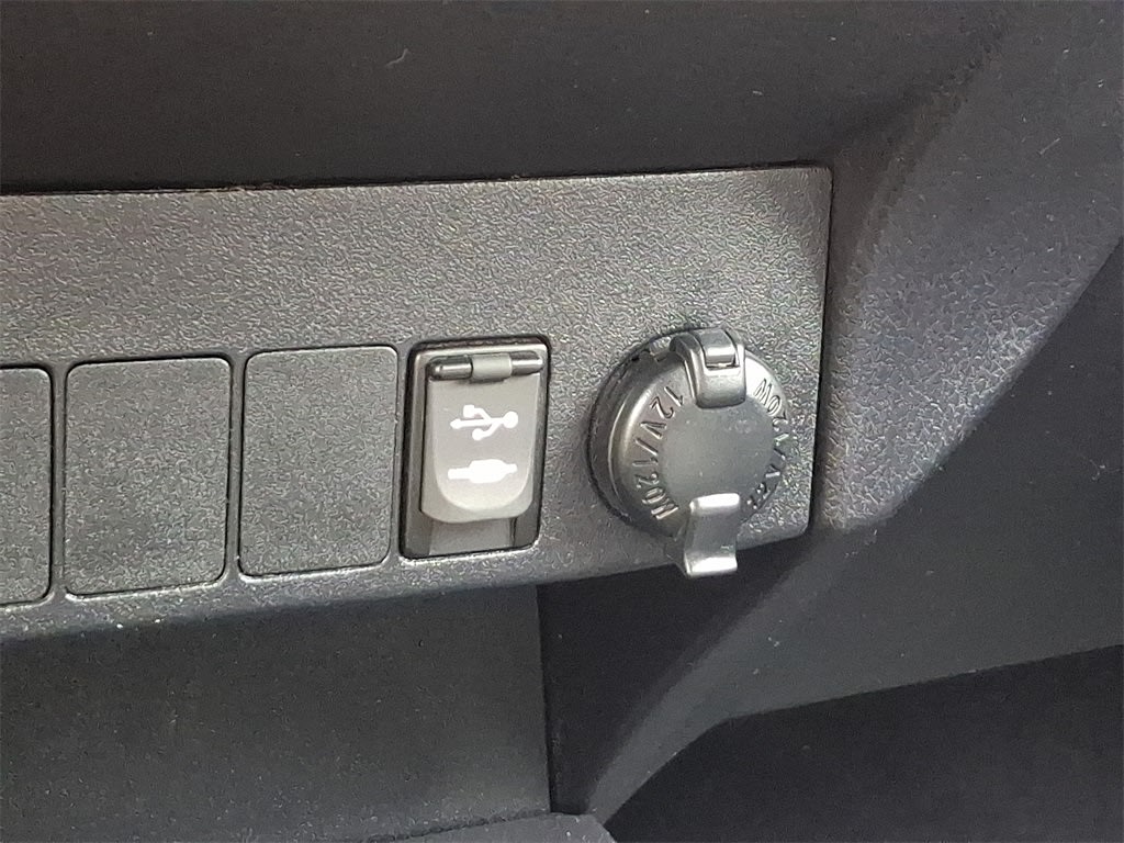 2017 Toyota RAV4 XLE 28