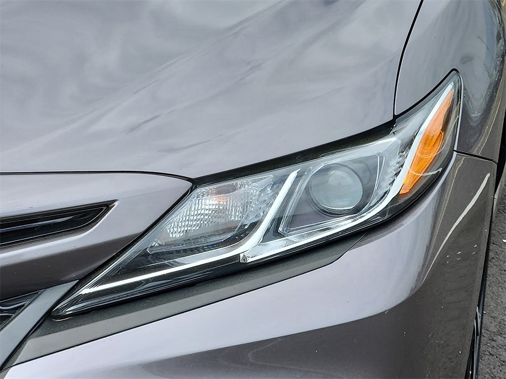 2018 Toyota Camry SE 19