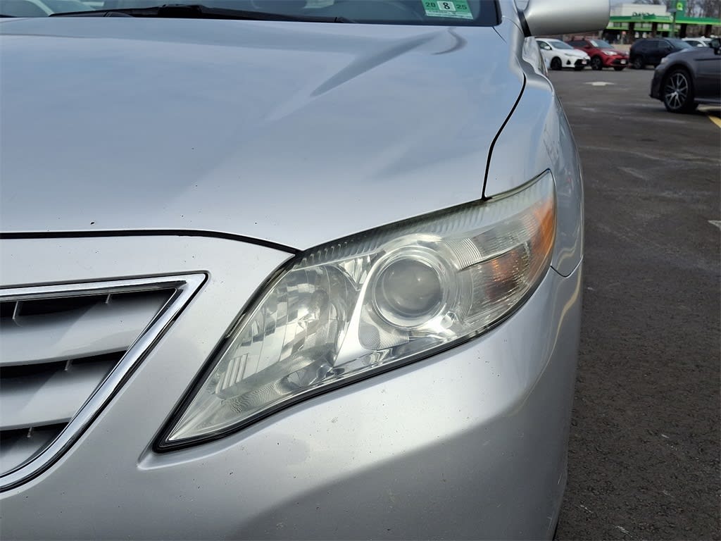 2011 Toyota Camry LE 21