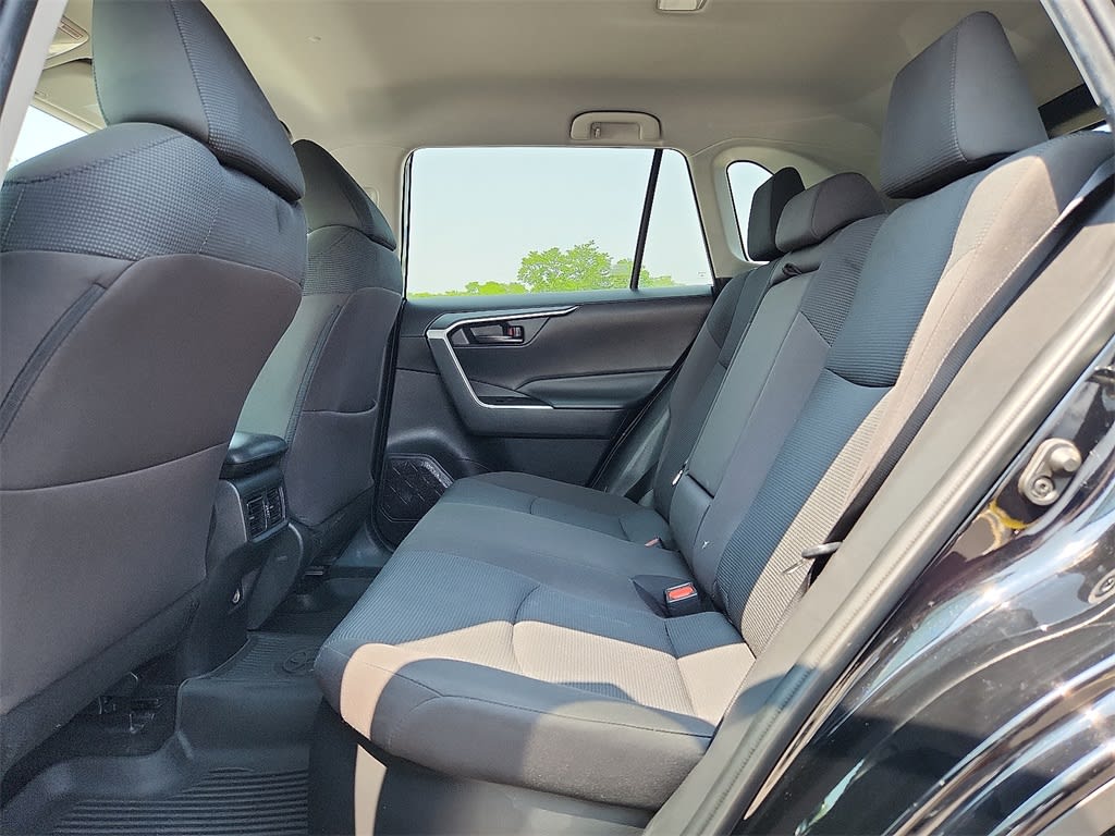 2021 Toyota RAV4 LE 11