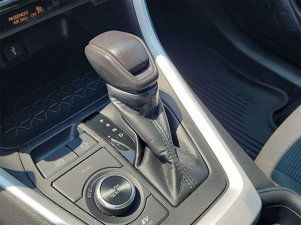 2021 Toyota RAV4 LE 13